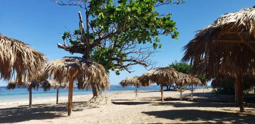 Costambar Beachside Apartment with Pool