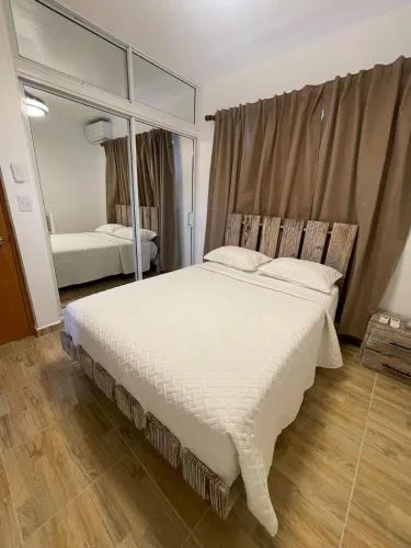 Luxurious 1BR apartment with ocean and mountain views, central