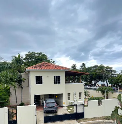 Villa familiar con vista al océano