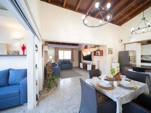 Colonial 2BR Apartment 2 mins walk to beach