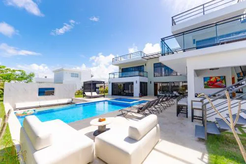 Luxurious 5-bedroom Villa Near Santa Fe