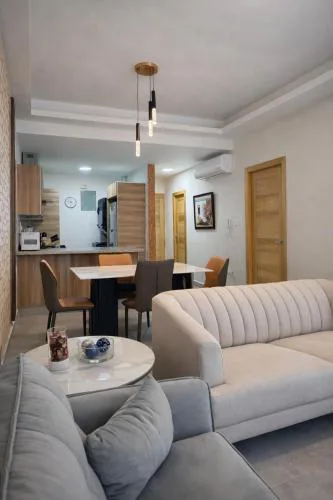 Modern Luxury Apt Pool, Gym and Prime Location