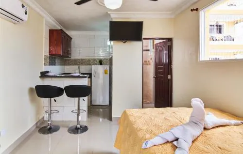 Modern Studio Near Airport Fast WiFi Generator