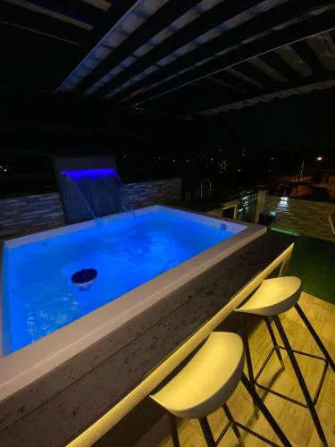 Luxury apartment private rooftop & jacuzzi