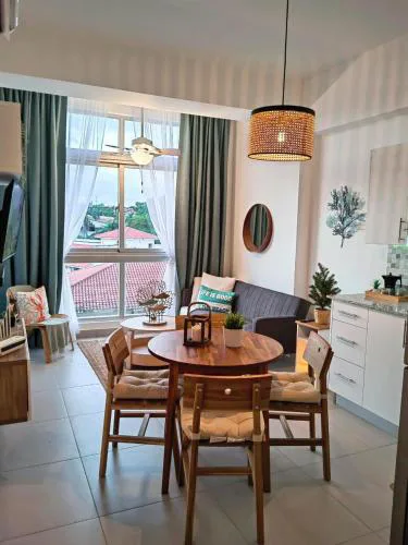 Apt in luxurious condominium near the beach