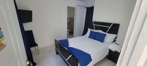 Hostal y Piscina