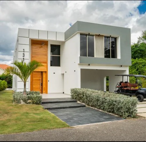 New villa with 4 bedrooms and 5 beds