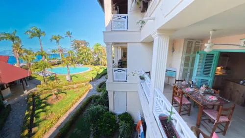 La Dolce Vita Beachfront Apt 9