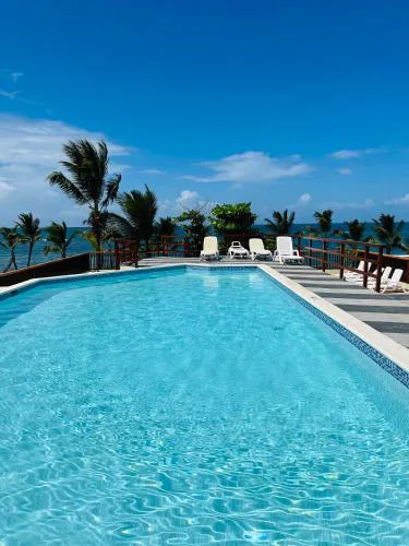 Lovely Beachfront 2 bedrooms condo with 2 pools