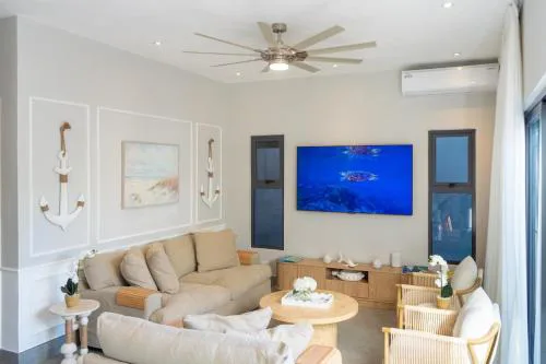 Playa Bonita Fully Serviced Villa - Walk to Beach