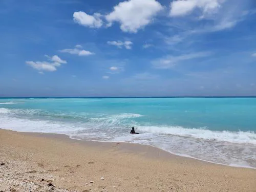 Beachfront Apartment, Quiet 4 Beds, 1 Bath, AC, Wi-Fi, Hot Water, in Paraiso near Los Patos