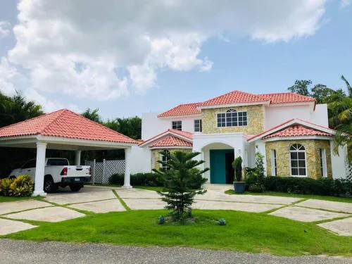 Hermosa villa en metro country club Juan dolio
