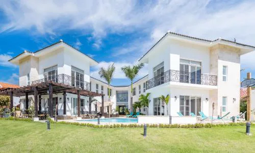 Amazing Private Villa with Chef and Maids