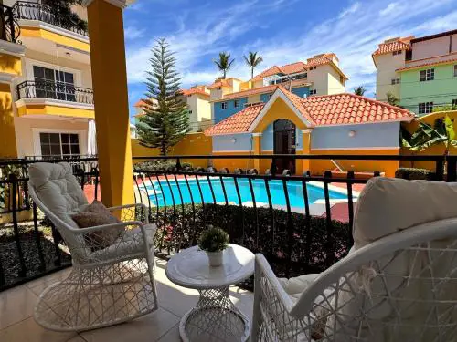 Backyard, Pool View, Walk to Beach, Dining, Shops