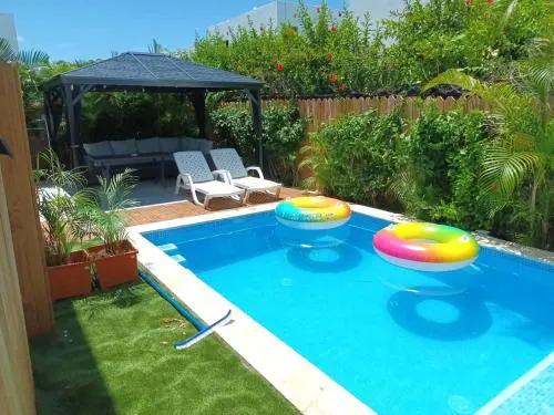 Hermosa villa con piscina privada, jacuzzi y playas cercanas