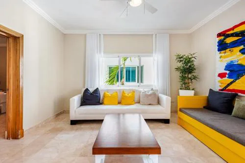 Large apartment at the foot of the beach