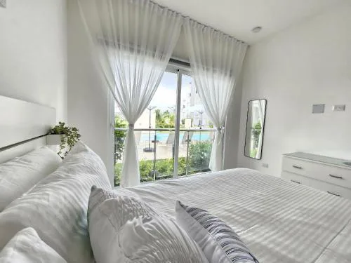 Melody 2BDR Condo with Pool View in Coral Bay #2
