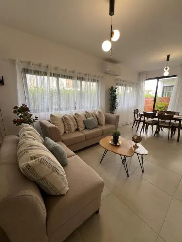 Modern Villa 2 BR Near Airport, Beaches, Dining