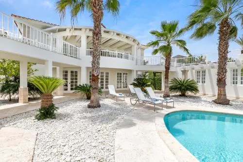 Paradise Luxury Villa with Huge Pool and Jacuzzi