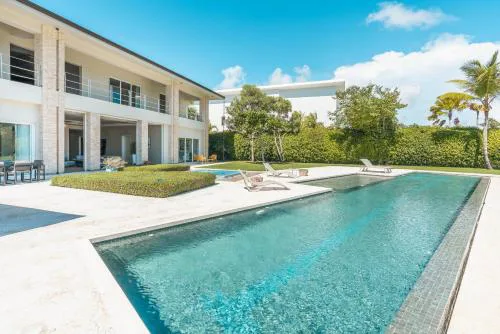 Retreat villa with lake view, maid,bbq in Punta Cana