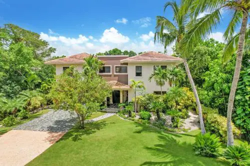 Spacious 4 Bedroom Villa with Pool, Touring Cart & Maid
