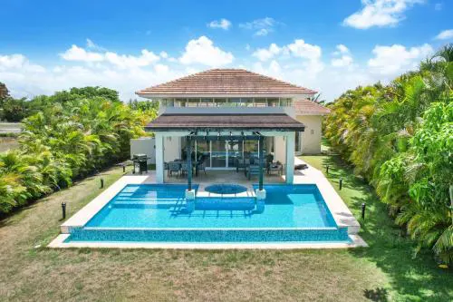 Stunning 3-Bedroom Villa with Pool, Jacuzzi and Maid near Bavaro Beach
