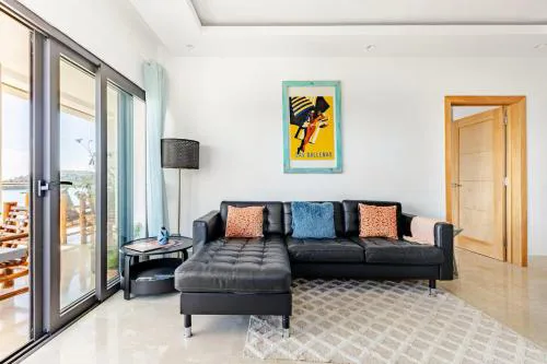 Modern Oceanview Retreat with Balcony and Walk to Bay