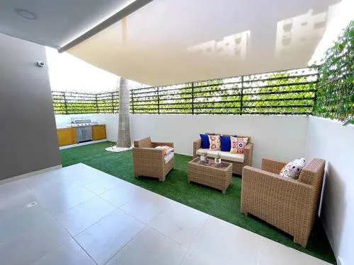 Luxury Apartment- PRIVATE Patio & BBQ- Near Airport