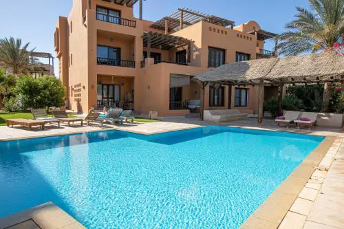 2 Bedroom Condo, with Pool, and Beach & Lagoon Access