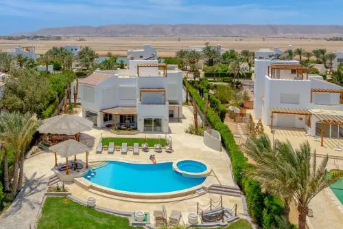 4 Bedroom Villa with Heated Pool, Jacuzzi & Lagoon View in Phase 4