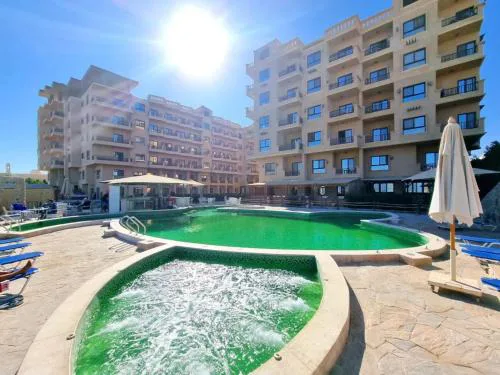 Beachfront Stay - Pool - Balcony - Central