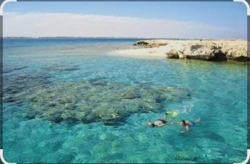 Luxury Studio, pool, Private beach & close to Airport