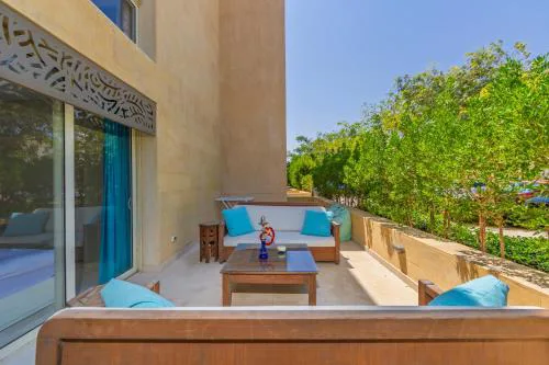 Modern apartment with great Pool & Beach access