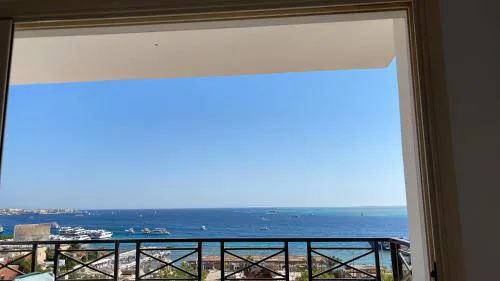 Sea view apartment , 3 bedrooms in city center front of the sea F 10