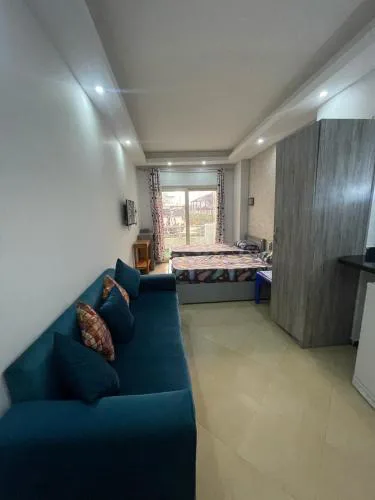 Steps from Beach & Near Airport Furnteched, Kitchenette, full APT Free WIFI