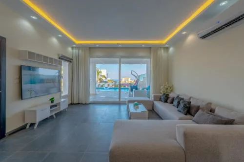 unique villa with heated pool and Spa