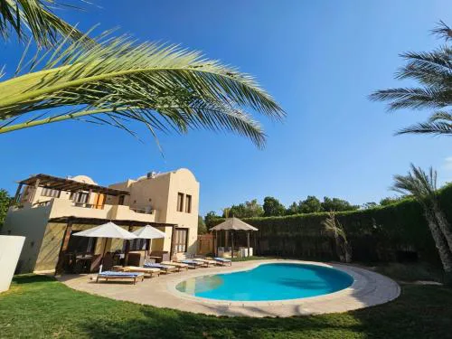 Villa - Sleeps 6 - Heated Pool - Garden - Parking