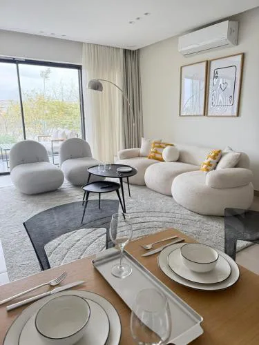 Metropolitan Vista - 2BR Lakeview