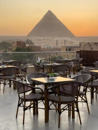 AKHNATON Pyramids View Hotel With Rooftop Access & free airport pickup