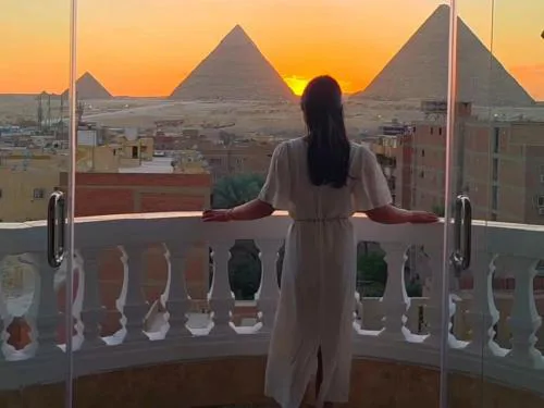 Apartment with a view of the pyramids