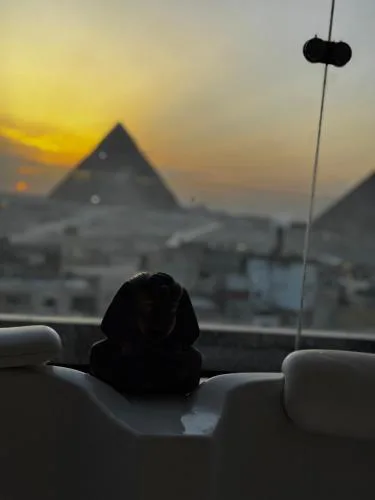 Black pyramids of Giza inn