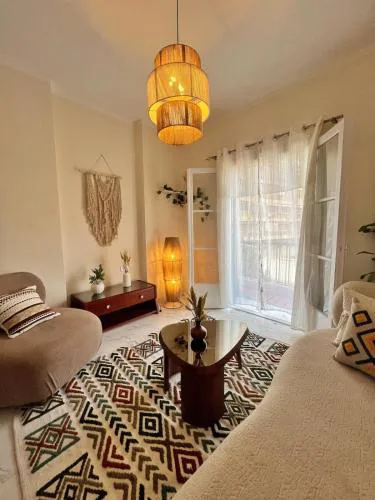 Cozy 2 Bedrooms Bohemian Apartment with balconies in Downtown