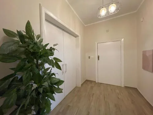 Cozy 2BR Retreat with Green Views, Minutes from the Airport