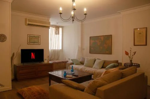 Cozy Ground Floor 2 BR Apartment in Maadi