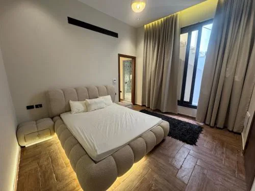 Cozy stay near auc with Private entrance