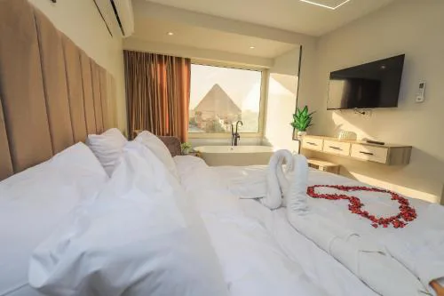 First Site OF Pyramids View & Jacuzzi