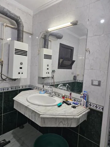 شقة سكنية مكونة من ثلاث غرف نوم وحمامين