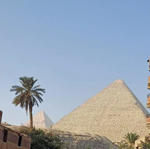 Khofo pyramid view room