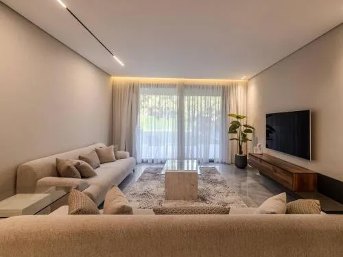 Lavish 3 Bedroom with Garden and Pool Access