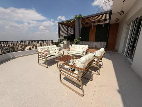 Luxury Flat W Private Terrace minutes to Airport